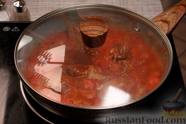 Рагу из говядины с копчёными колбасками, в томатном соусе