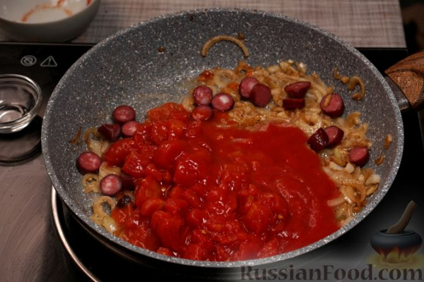 Рагу из говядины с копчёными колбасками, в томатном соусе