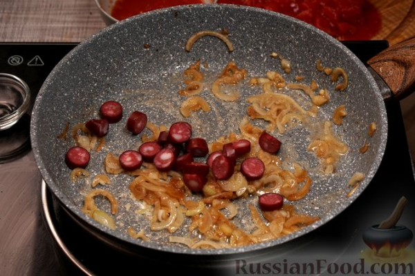 Рагу из говядины с копчёными колбасками, в томатном соусе