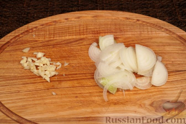 Рагу из говядины с копчёными колбасками, в томатном соусе