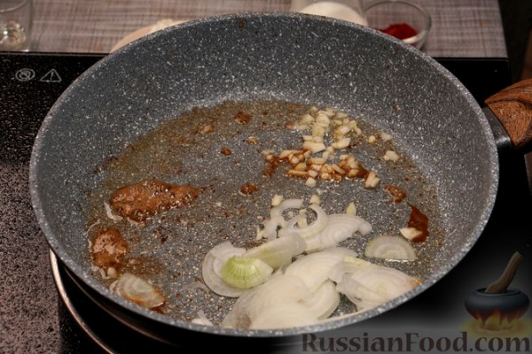 Рагу из говядины с копчёными колбасками, в томатном соусе