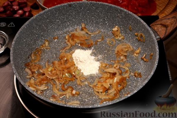 Рагу из говядины с копчёными колбасками, в томатном соусе