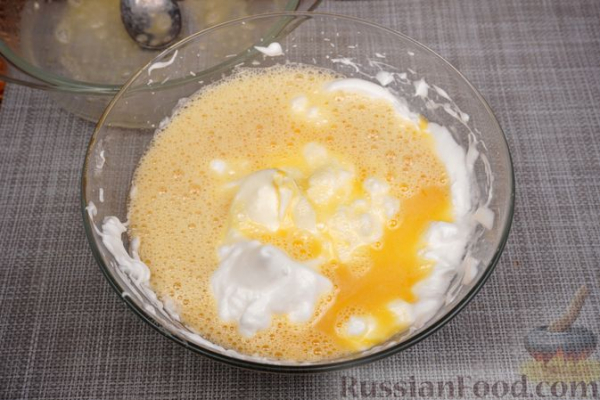 Рисовый пирог с ананасами и карамельно-джемовой глазурью