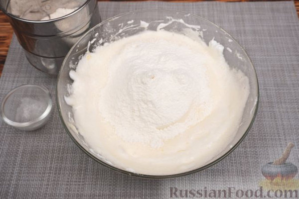 Рисовый пирог с ананасами и карамельно-джемовой глазурью
