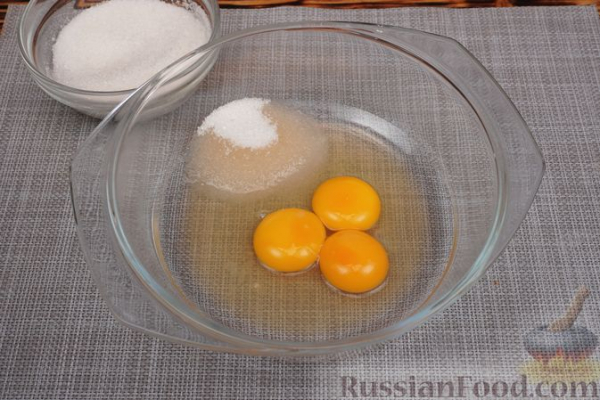 Рисовый пирог с ананасами и карамельно-джемовой глазурью