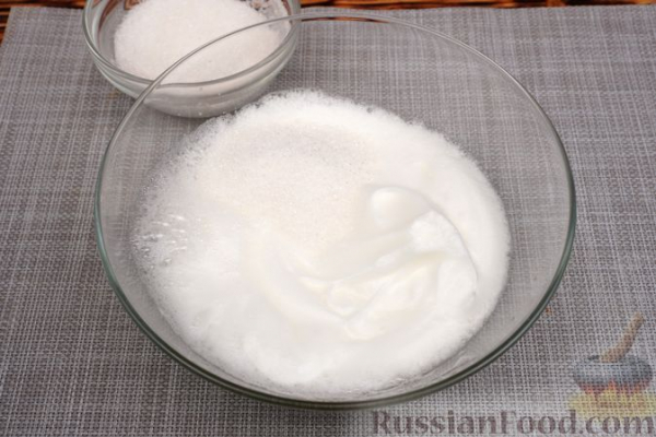 Рисовый пирог с ананасами и карамельно-джемовой глазурью