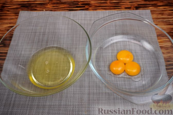 Рисовый пирог с ананасами и карамельно-джемовой глазурью