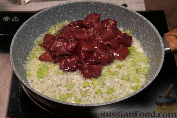 Ризотто с куриной печенью, сельдереем и вином
