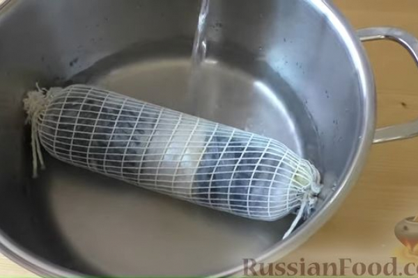 Рулет из скумбрии с жареным луком и чесночными стрелками