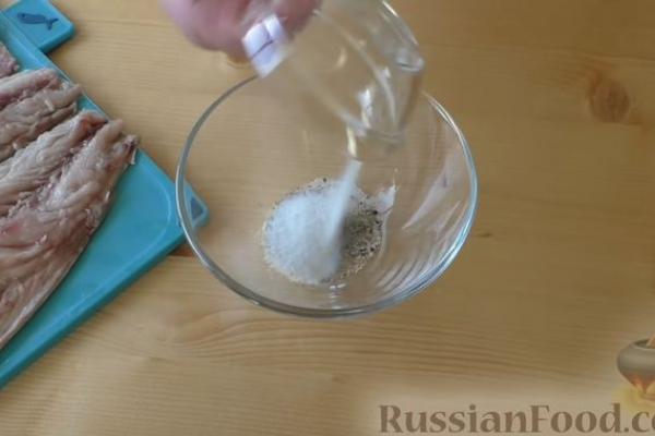 Рулет из скумбрии с жареным луком и чесночными стрелками