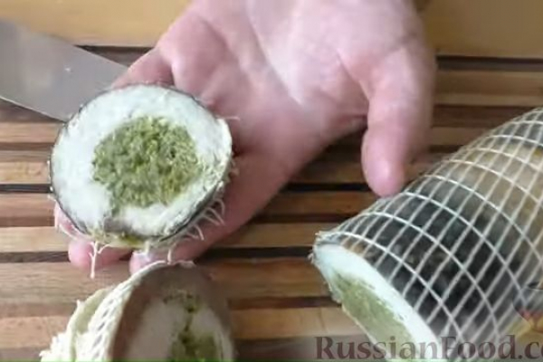 Рулет из скумбрии с жареным луком и чесночными стрелками