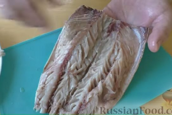 Рулет из скумбрии с жареным луком и чесночными стрелками