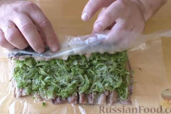 Рулет из скумбрии с жареным луком и чесночными стрелками