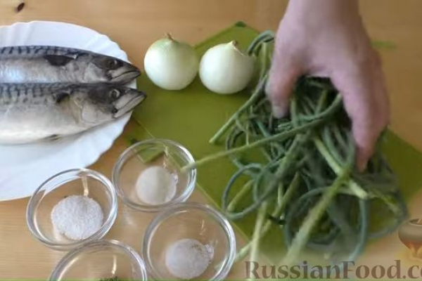 Рулет из скумбрии с жареным луком и чесночными стрелками
