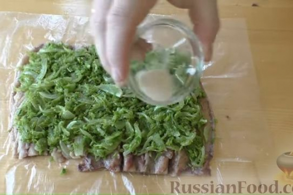 Рулет из скумбрии с жареным луком и чесночными стрелками