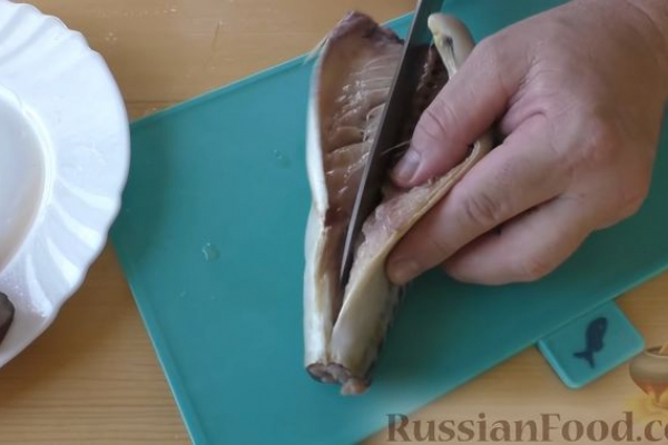 Рулет из скумбрии с жареным луком и чесночными стрелками