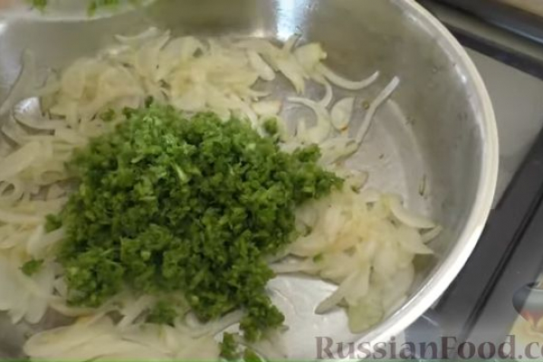 Рулет из скумбрии с жареным луком и чесночными стрелками