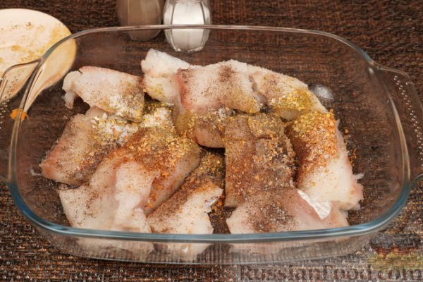 Рыба, запечённая с ананасами, помидорами и сыром