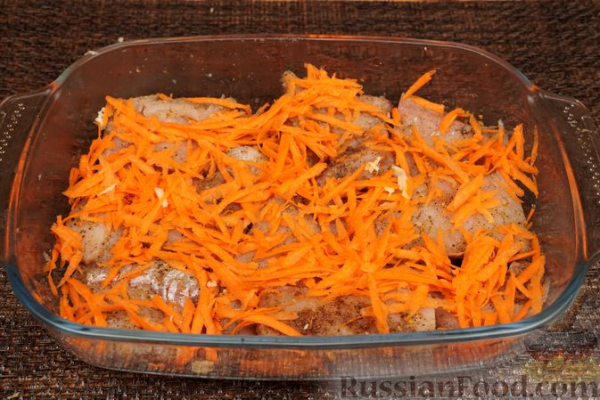 Рыба, запечённая с ананасами, помидорами и сыром