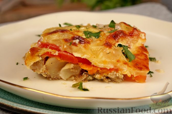 Рыба, запечённая с ананасами, помидорами и сыром