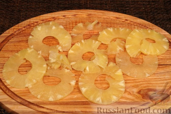 Рыба, запечённая с ананасами, помидорами и сыром