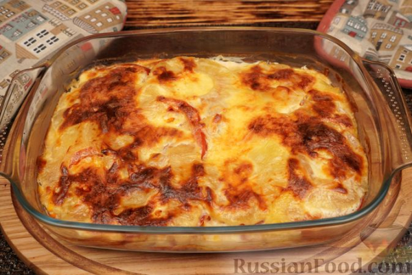 Рыба, запечённая с ананасами, помидорами и сыром