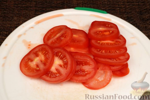Рыба, запечённая с ананасами, помидорами и сыром