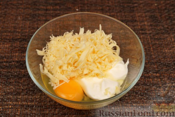 Рыба, запечённая с ананасами, помидорами и сыром