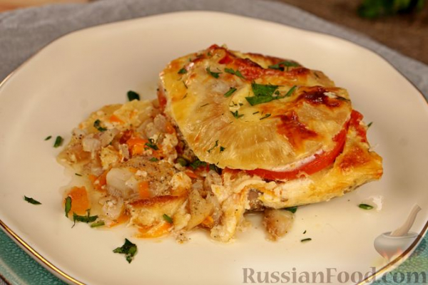 Рыба, запечённая с ананасами, помидорами и сыром