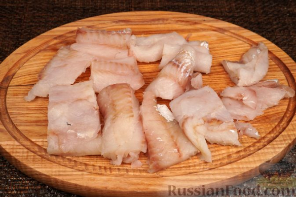 Рыба, запечённая с ананасами, помидорами и сыром