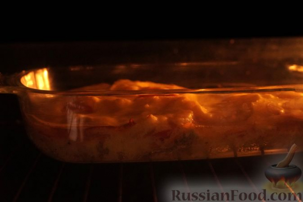 Рыба, запечённая с ананасами, помидорами и сыром