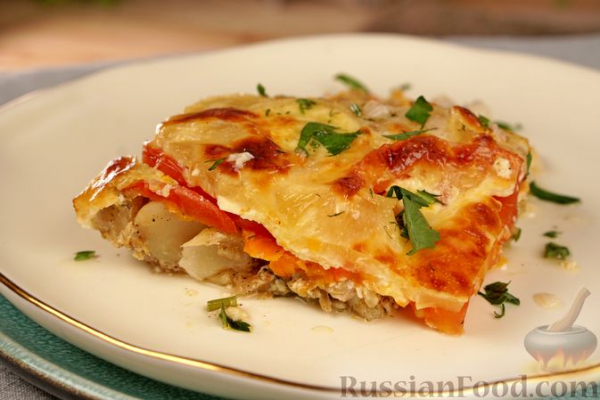 Рыба, запечённая с ананасами, помидорами и сыром
