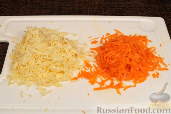 Рыба, запечённая с ананасами, помидорами и сыром