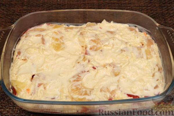 Рыба, запечённая с ананасами, помидорами и сыром