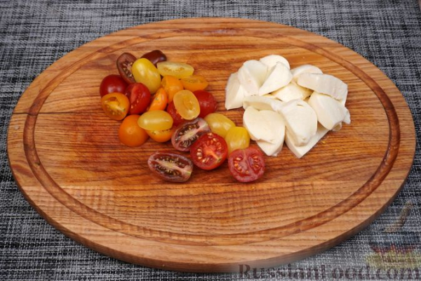 Салат из свёклы с помидорами и моцареллой