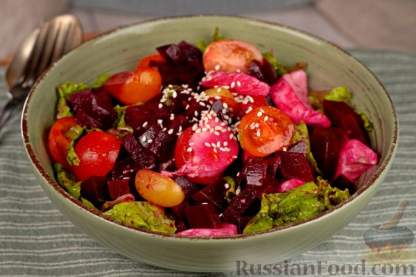 Салат из свёклы с помидорами и моцареллой