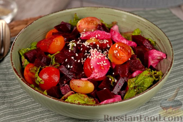 Салат из свёклы с помидорами и моцареллой