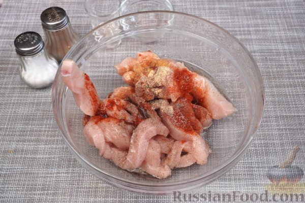 Салат с курицей, грейпфрутом и арахисом