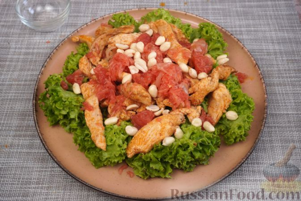 Салат с курицей, грейпфрутом и арахисом