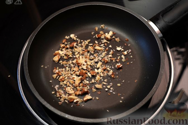 Слоёный салат из свёклы с плавленым сыром и яйцами
