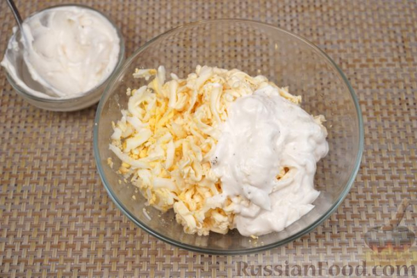 Слоёный салат из свёклы с плавленым сыром и яйцами