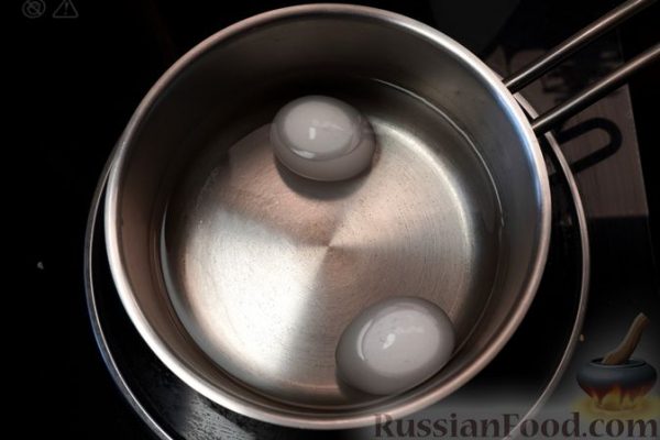 Слоёный салат из свёклы с плавленым сыром и яйцами