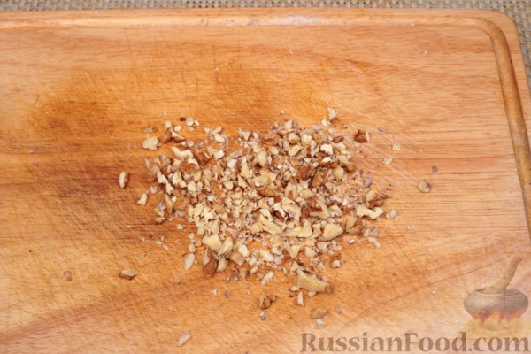 Слоёный салат из свёклы с плавленым сыром и яйцами