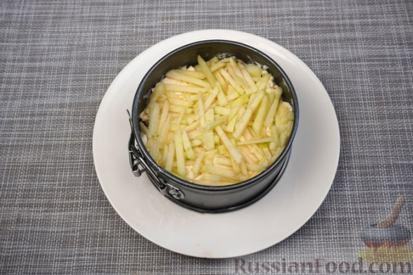 Слоёный салат с курицей, морковью, яблоком и киви