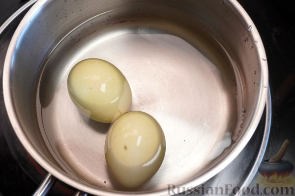 Слоёный салат с курицей, морковью, яблоком и киви
