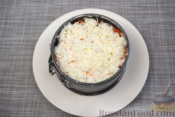 Слоёный салат с курицей, морковью, яблоком и киви