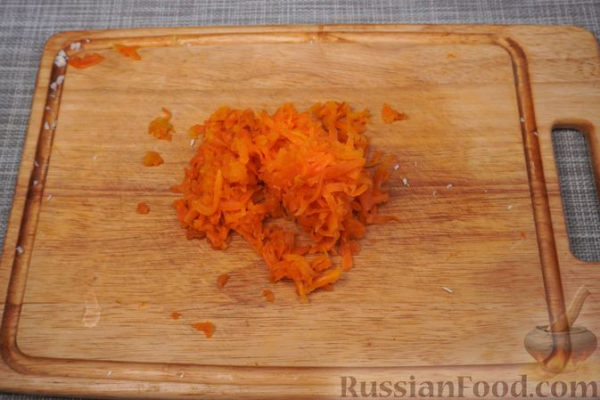 Слоёный салат с курицей, морковью, яблоком и киви
