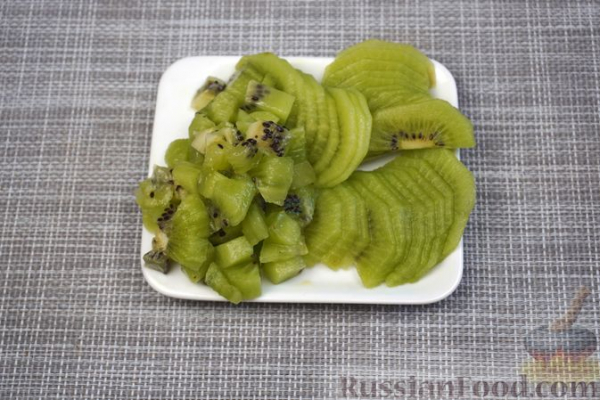 Слоёный салат с курицей, морковью, яблоком и киви