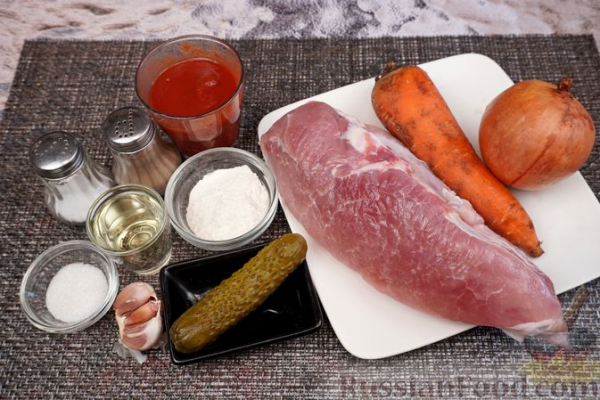 Свинина, тушенная с солёными огурцами в томатном соусе