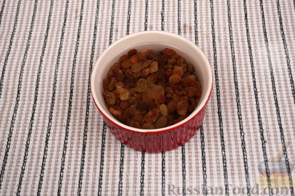 Творожный пирог с яблоками, грушами и изюмом